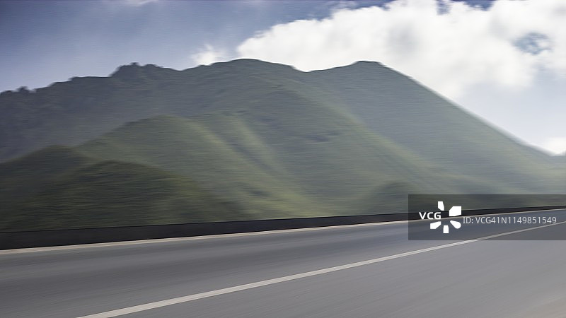 中国西部青藏高原山区的空旷道路图片素材