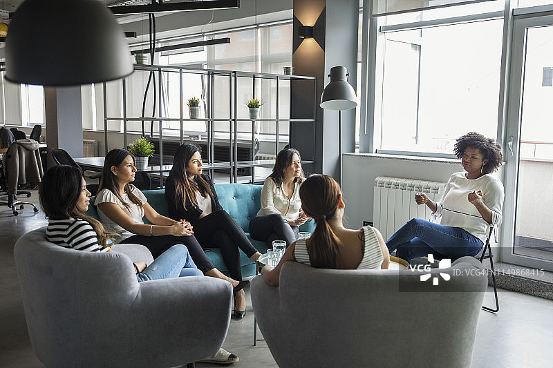 在办公室开会图片素材