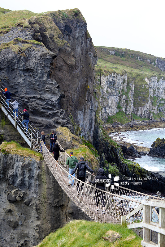 安特里姆郡卡里克索桥上的游客图片素材