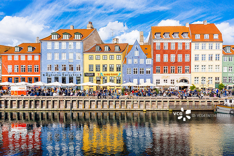 哥本哈根新港运河沿岸的彩色房屋图片素材