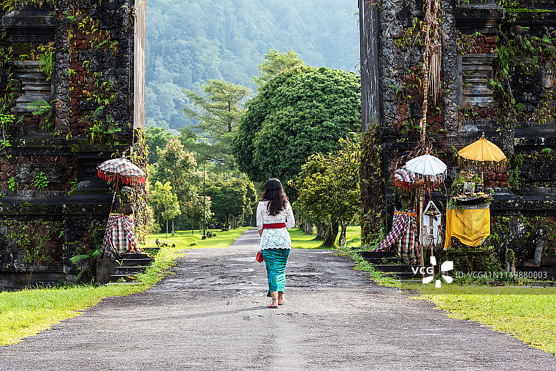 身着传统服装的巴厘岛妇女在巴厘岛大门图片素材