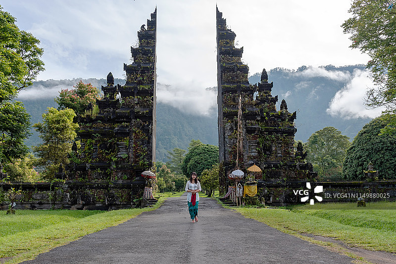 身着传统服装的巴厘岛妇女在巴厘岛大门图片素材