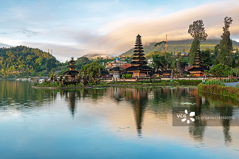 百度库湖布拉坦水神庙图片素材