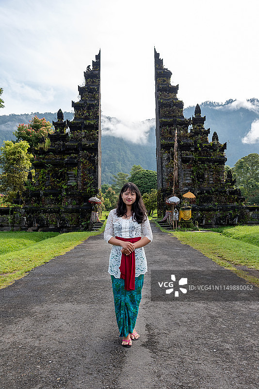 身着传统服装的巴厘岛妇女在巴厘岛大门图片素材