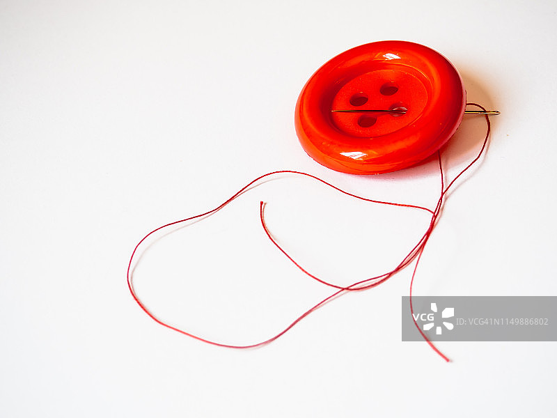 红线和纽扣的针图片素材