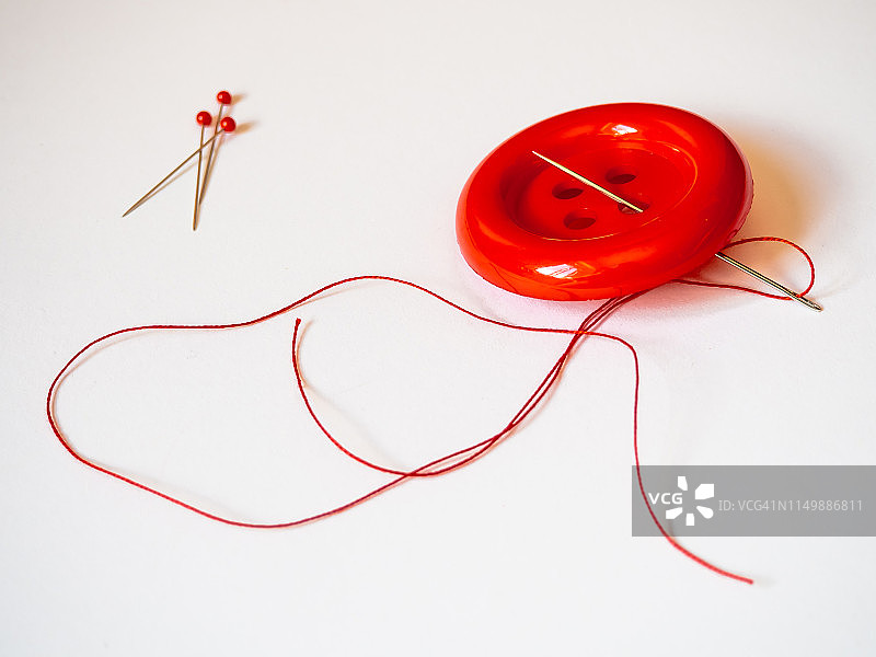 红线和纽扣的针图片素材