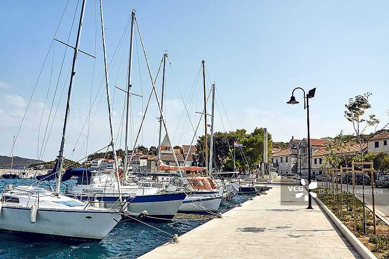 克罗地亚蒂斯诺，主岛和穆尔泰岛之间海峡停泊的游艇图片素材