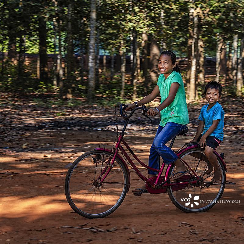 柬埔寨儿童骑自行车图片素材