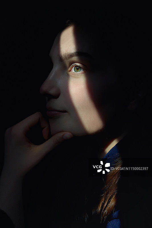 面部沐浴阳光的女孩肖像图片素材