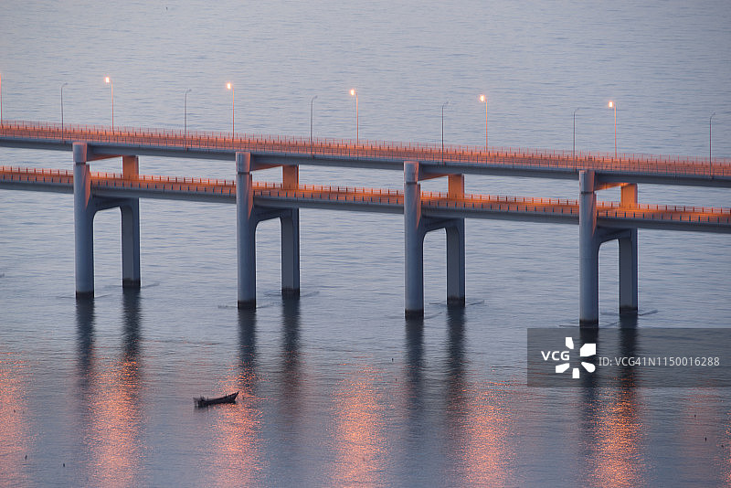 桥上的双向道路图片素材