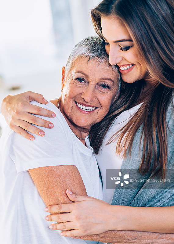女人充满爱意地拥抱母亲图片素材