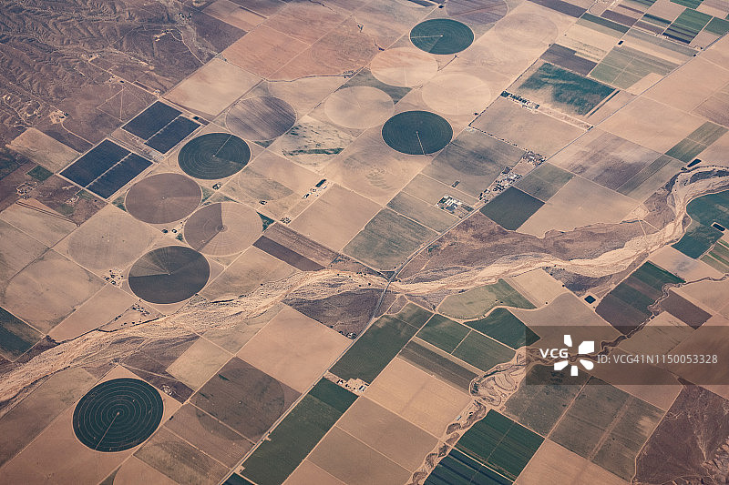 加利福尼亚州的农业田地，飞机日间航拍视角图片素材