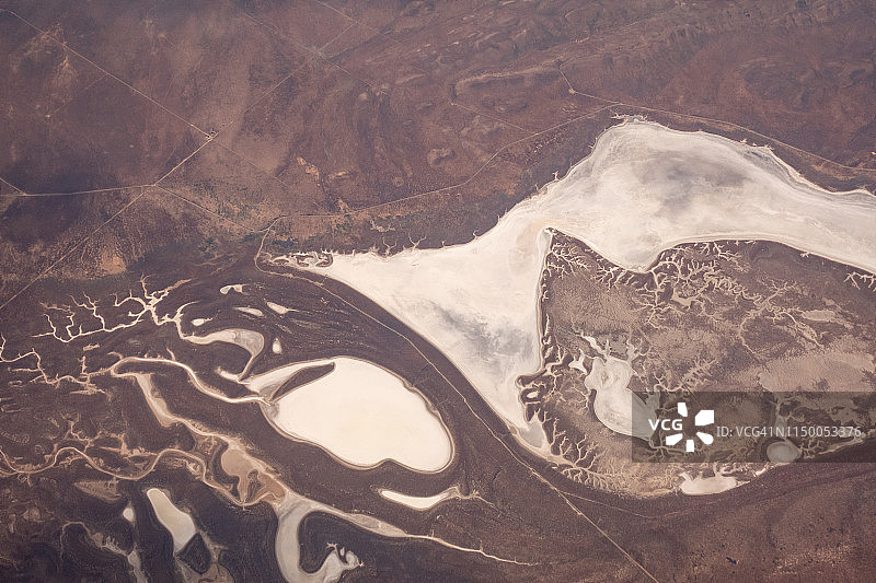 加利福尼亚州干涸的湖泊，飞机上白天的航拍景色图片素材