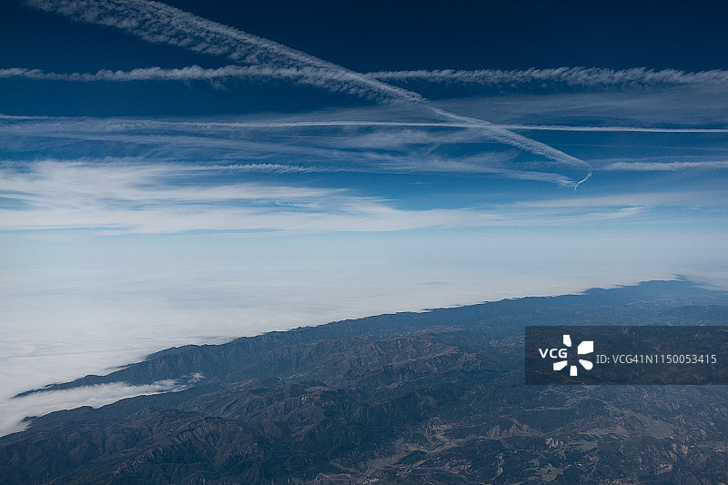 加利福尼亚上空的飞机尾迹（白天航拍）图片素材