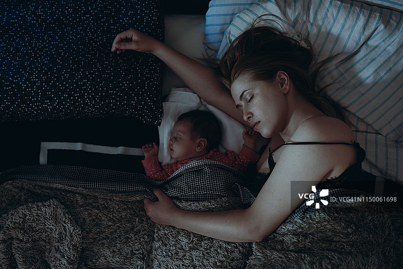 和母亲一起睡得很香图片素材
