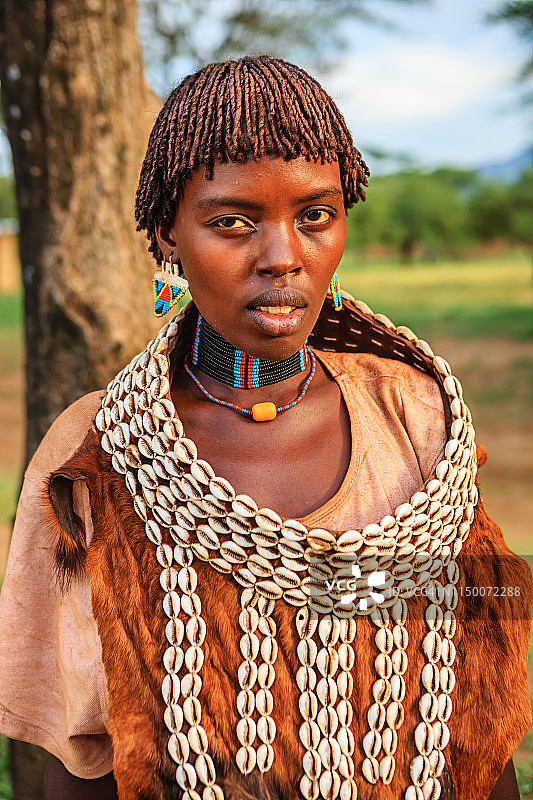 来自非洲埃塞俄比亚萨迈部落的妇女图片素材