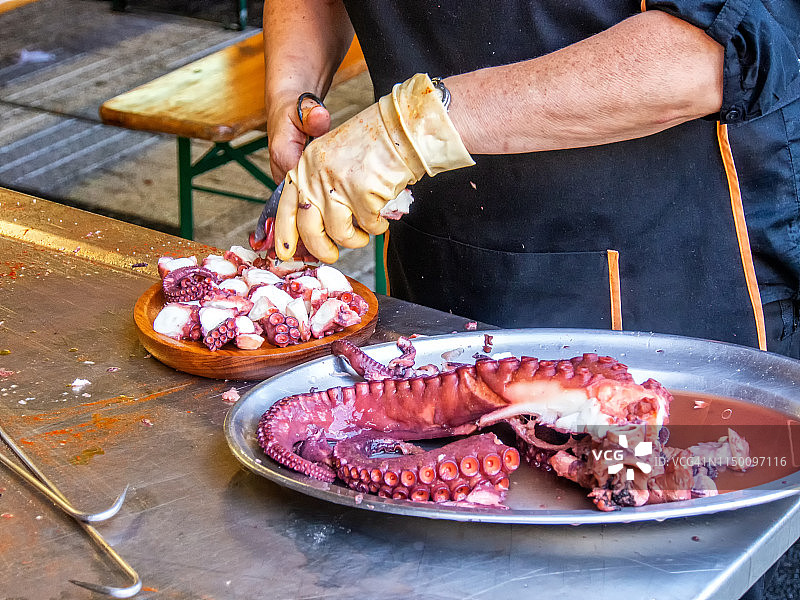 厨师准备章鱼菜图片素材