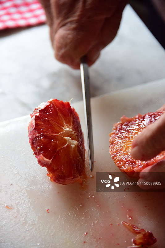 在砧板上切橙子图片素材