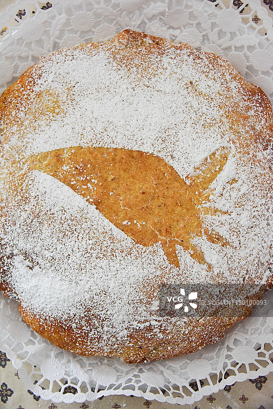 配糖粉和胡萝卜造型的胡萝卜蛋糕图片素材