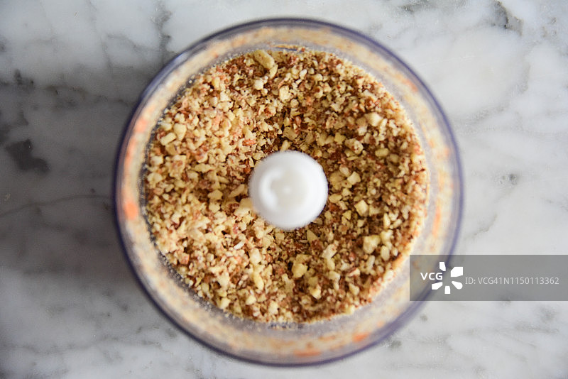装有碎杏仁的搅拌机图片素材