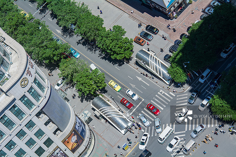 俯瞰中国新疆乌鲁木齐的中山路图片素材