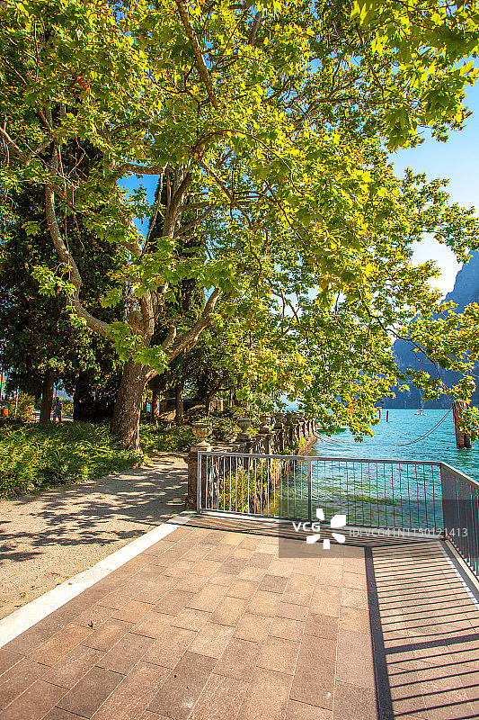 阳光明媚的夏日里瓦德尔加尔达港口图片素材