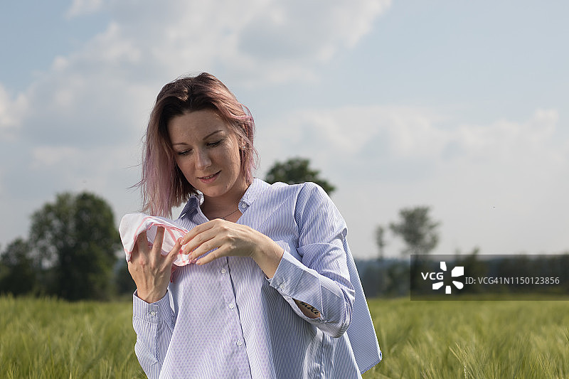 过敏的雀斑女孩图片素材
