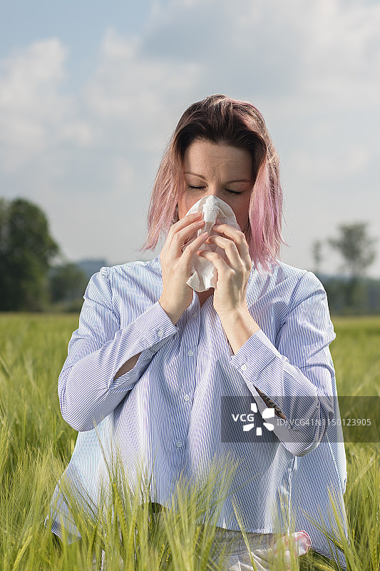 过敏的雀斑女孩图片素材