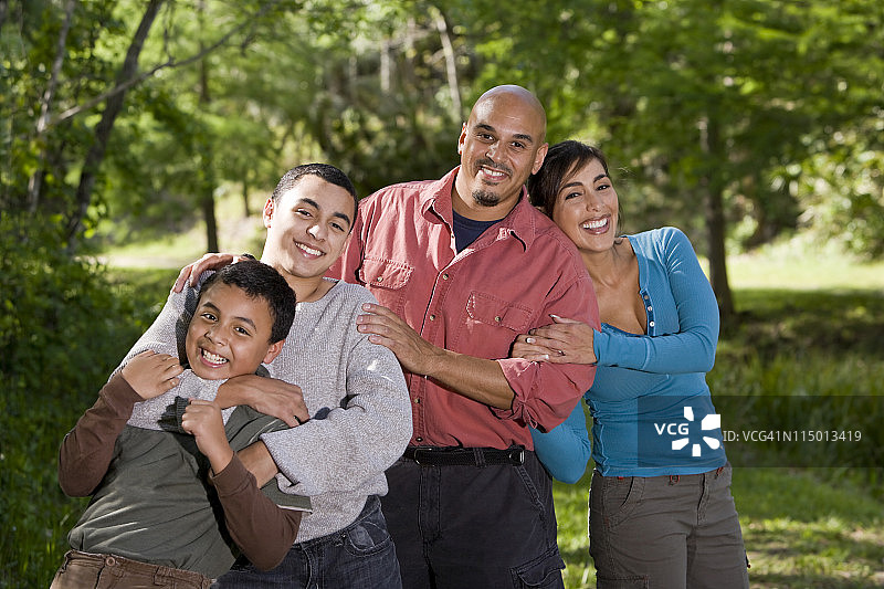 户外西班牙裔家庭与两个男孩的合影图片素材
