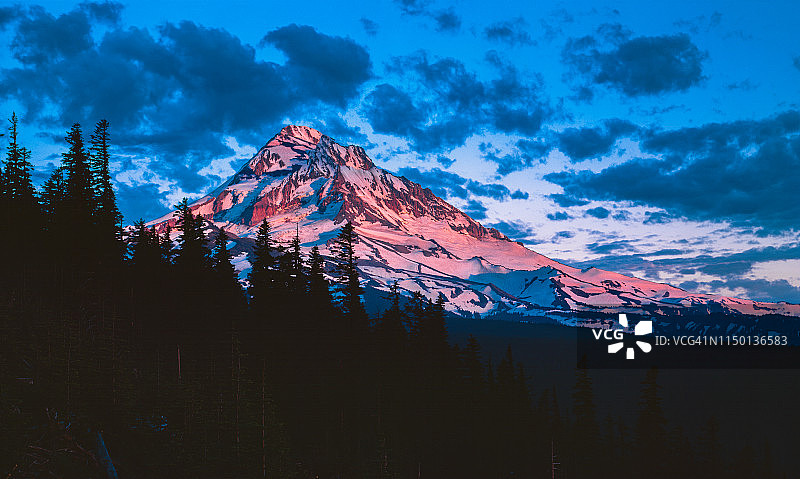 喀斯喀特山脉春季傍晚，胡德山俄勒冈州图片素材