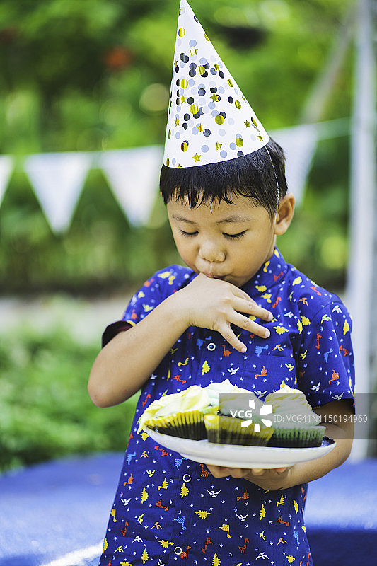 庆祝生日的亚洲儿童图片素材