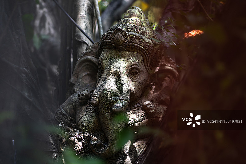 被毁的印度教成功之神伽内什雕像特写图片素材