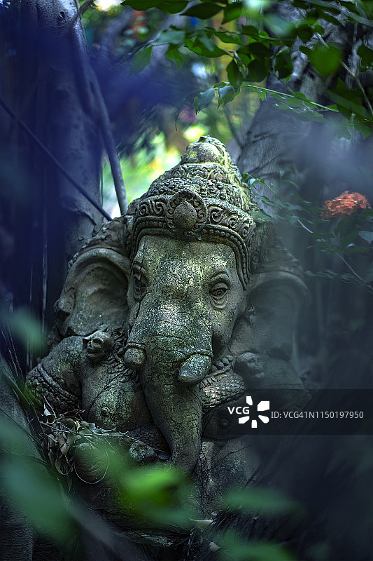 被毁的印度教成功之神伽内什雕像特写图片素材