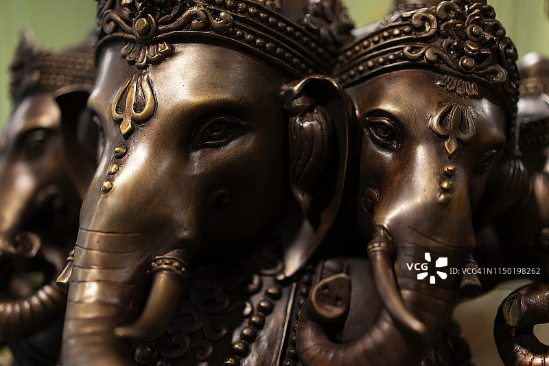 印度教象头神青铜雕像特写，成功之神图片素材