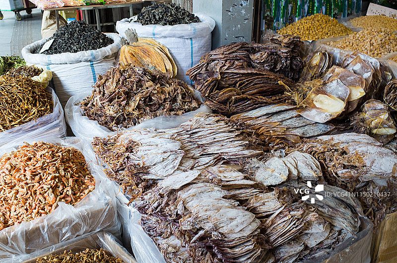 在中国广州市场出售的干海鲜图片素材