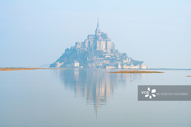 圣米歇尔山大潮期间的水镜图片素材