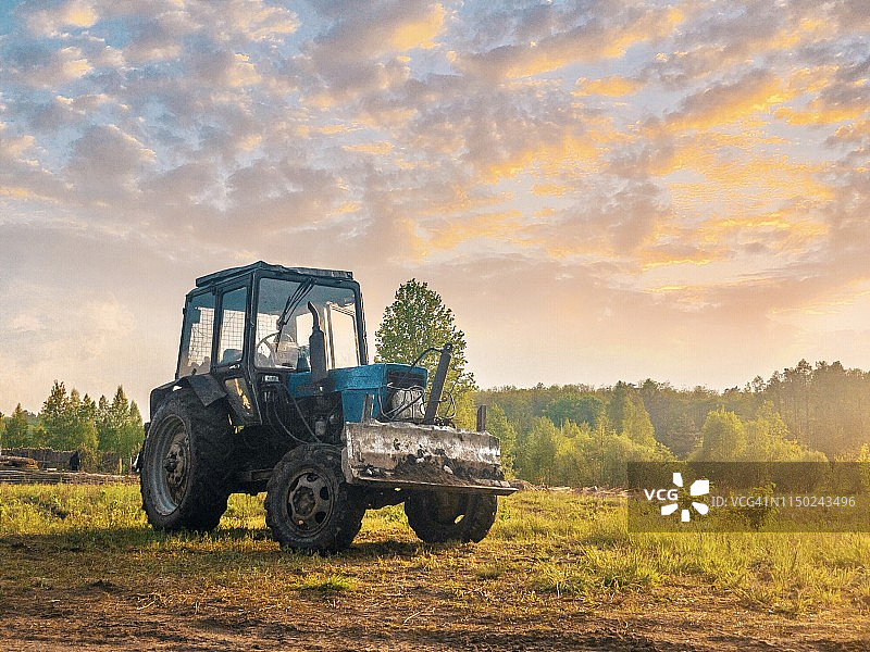 田野里的拖拉机图片素材