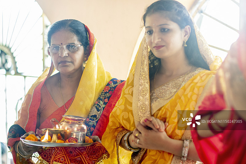 印度教妇女在寺庙中举行宗教仪式图片素材