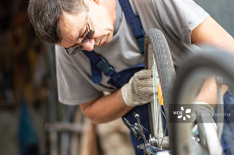 爱好：机械师修理自行车图片素材