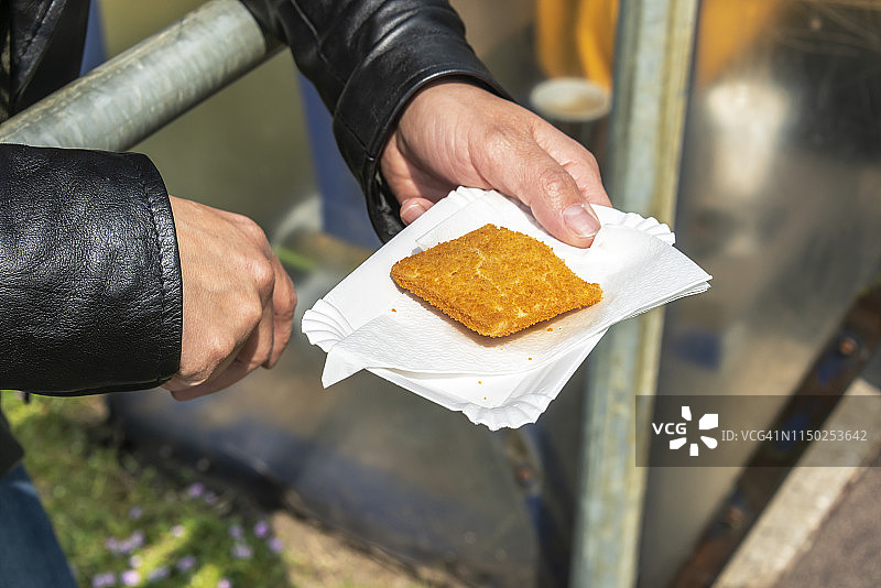 女人手持奶酪舒芙蕾图片素材