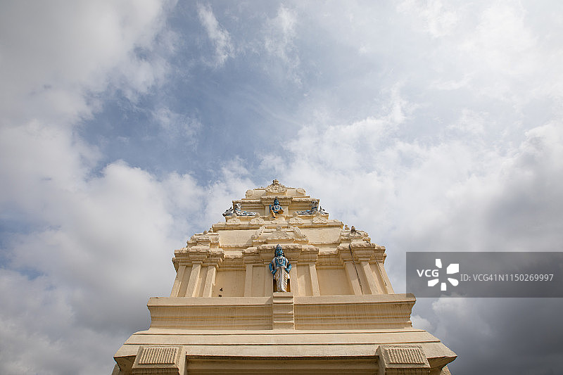 印度黄色印度教寺庙，蓝色多云天空图片素材