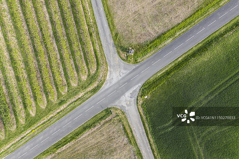 法国中部乡村道路交叉口航拍图片素材