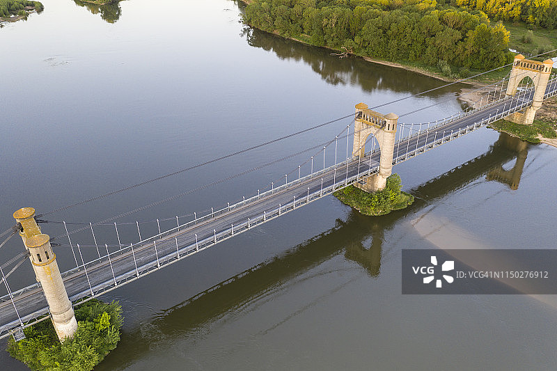 法国吕伊讷卢瓦尔河吊桥图片素材