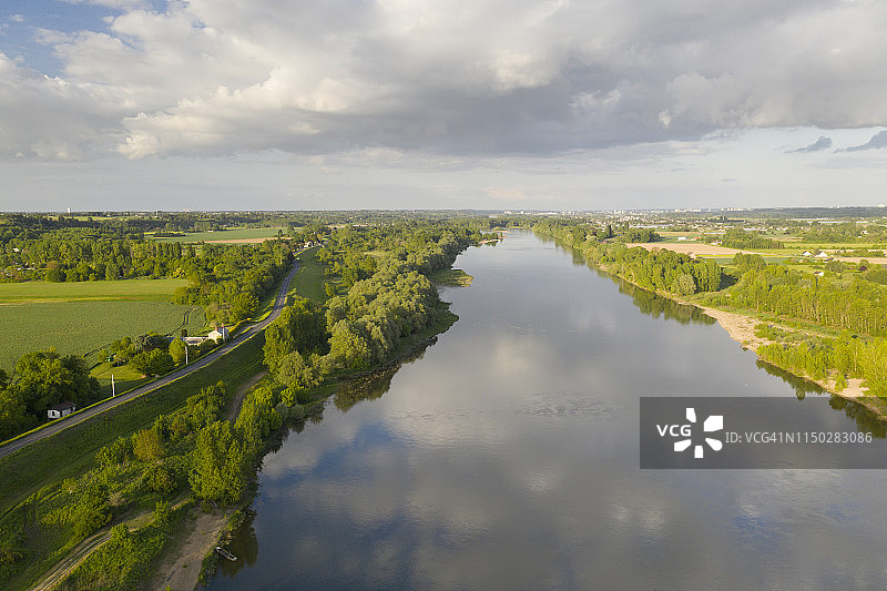 法国中部卢瓦尔河谷和卢瓦尔河的航拍图片素材