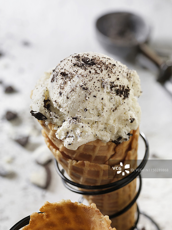 华夫饼甜筒中的曲奇奶油冰淇淋图片素材