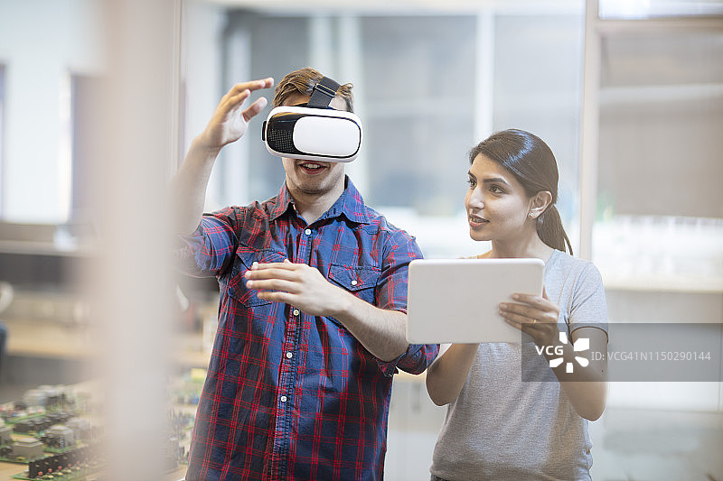 同事使用VR头显图片素材