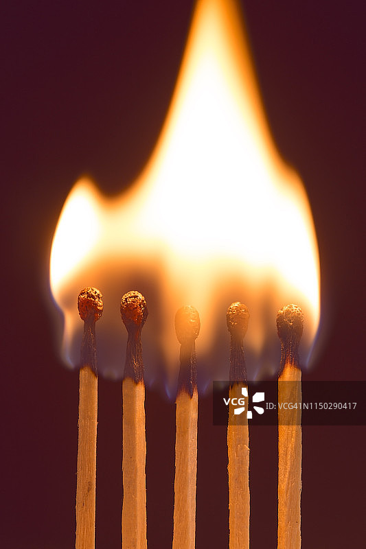 燃烧的火柴图片素材