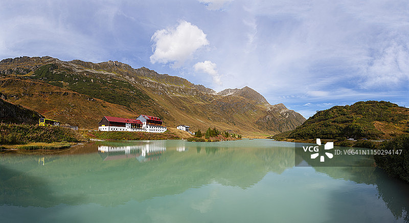 奥地利蒂罗尔州加尔蒂尔的泽尼斯湖图片素材