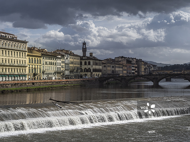 意大利托斯卡纳佛罗伦萨：圣三一桥和老桥图片素材
