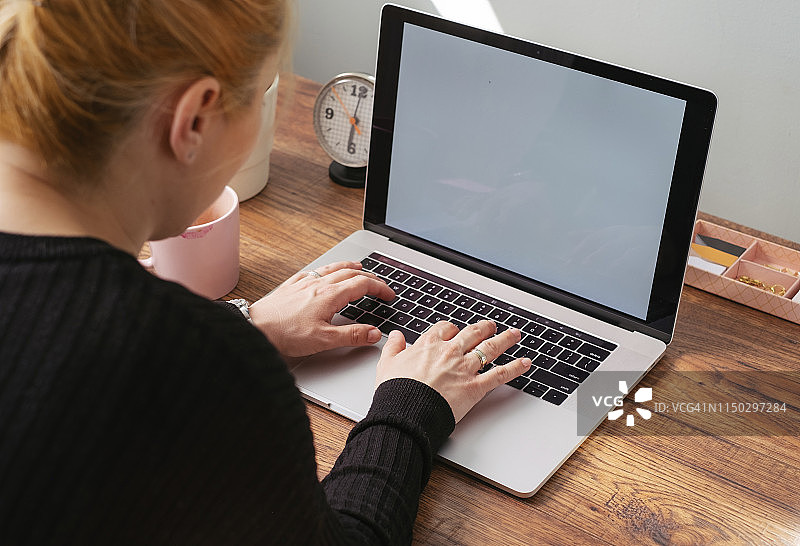 在家办公使用笔记本电脑的女人图片素材
